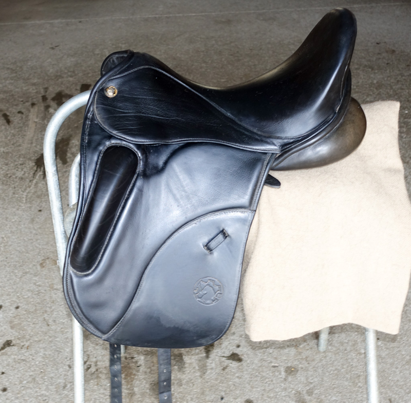 pic of Hennig Dressage Saddle right